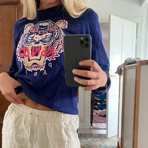 Kenzo sweater - Äkta Kenzo sweater köpt på il corte ingles i barcelona för flera år sedan i barnstorlek men passar lika bra xs och s. Nyskick!! Nypris var omkring 2500 så vill gärna ha ett högre bud:)