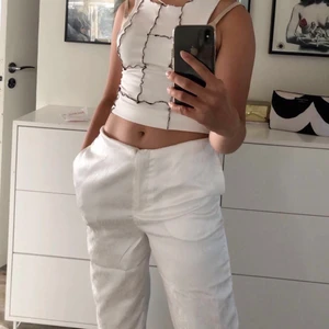 Trendigt linne - Supersnyggt linne som är vitt med bruna speciella sömmar!! 😍 Knappt användt, alltså jätte bra skick! Säljer då det inte kommer till så mycket användning 💓💓