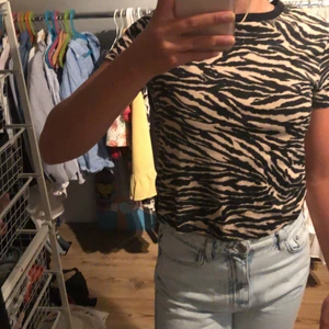 T-shirt med zebra mönster  - En t-shirt från hm som har blivit för liten för mig. Den ska vara lite kortare. Köparen står för frakt om man inte kommer och hämtar 