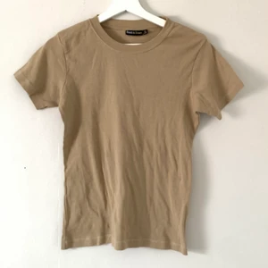 Beige t-shirt strl:M - Beige t-shirt i strl:M.  Köparen står för fraktkostnaden😊
