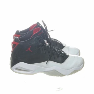 Nike Air Jordan - intressekoll!!!!!! är ni intresserade av dessa snygga jordans hör av er! bra skick