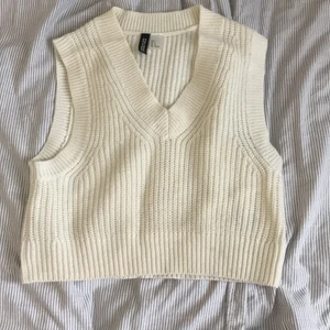 Väst  - En jätte fin beige väst som jag endast använt 1 gång är i jättefint skick och inga som helst skador! 