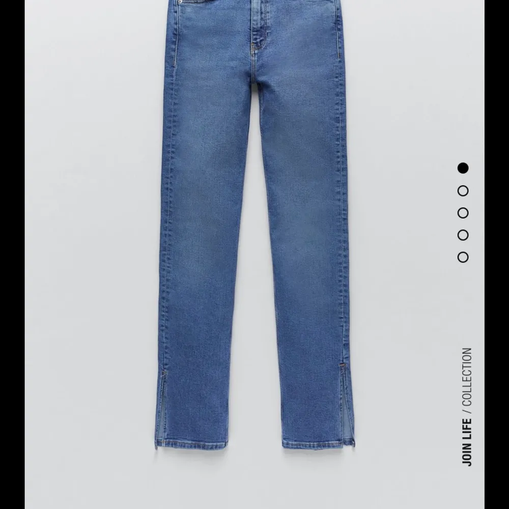 Fina zara jeans i storlek 36 i en blå nyans, köpta i vintras och endast andvända 1 gång pga att jag råka köpa den i en för liten storlek, köparen står för frakten.. Jeans & Byxor.