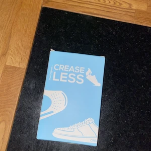 Crease skydd förlänger skors hållbarhet - Crease skydd som funkar jätte bra för skor som Jordans eller airforce. Säljer den för att jag köpte i fel storlek och har aldrig använt den. Storlek 41-48. Nypris 129kr