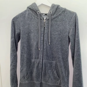 CUBUS KOFTA - Säljer denna fina cubus kofta som tidigare varit väldigt populär, storlek xs, knappt använd, säljer då den är lite förliten för mig 