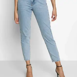 Superfina jeans från Gina som tyvärr inte passar mig längre🥺 Det är storlek 42 men passar 36/38 om man vill att de sitter som på mina egna bilder (2 &3)  endast Använda ett fåtal gånger ✨  buda gärna, säljer direkt för 370 (frakt tillkommer)