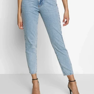 Gina dagny jeans - Superfina jeans från Gina som tyvärr inte passar mig längre🥺 Det är storlek 42 men passar 36/38 om man vill att de sitter som på mina egna bilder (2 &3)  endast Använda ett fåtal gånger ✨  buda gärna, säljer direkt för 370 (frakt tillkommer)