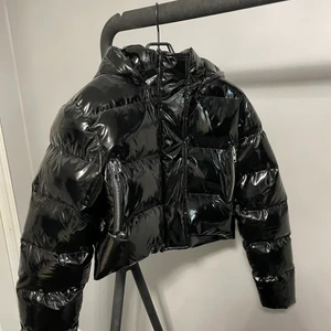 Lackjacka i nyskick - Lackjacka som inte kommit till användning, stl 36. Säljes då jag inte finner någon användning för den tyvärr. Köparen står för eventuell frakt, tar endast Swish💕