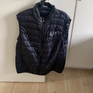 EA7 Armani väst  - Ea7 väst jag köpte för ca 2 år sedan inte alls använd mycket i nyskick men dragkedje taggen är lite rostig men inget man lägger märke till 