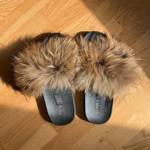 Pälstofflor - Köpta för närmare 1000kr på salong QUI. Fortfarande fint skick.