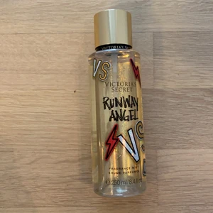 Supergod parfym! - En härlig parfym från Victoria Secret i lukten Runway Angel! Endast använd fåtal gånger så väldigt mycket kvar🙈