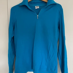 Unisex  - Blå långärmad tröja: Stl M, 70 :- 