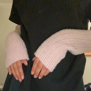 glittriga torgvantar - säljer dessa super fina torgvantar/armledsvärmare då de ej kommer till användning längre💞 lite noppriga men inget som syns på, kom privat vid fler frågor- kram<3