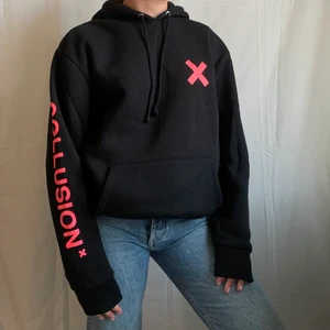 Hoodie från collusion! - Svart oversized hoodie med skrikrosa tryck både fram och på ena armen. Är 170 och har oftast S/36. Knappt använd, skulle säga att den är i nyskick! 