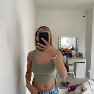 Topp från zara - Topp från zara med dragning i sidorna. Använd några gånger men i fint skick. Storlek S men stretchigt material! 