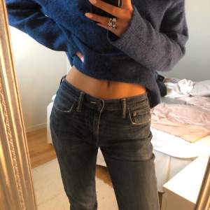 Säljer dessa snygga raka jeans från Levis! Jag kan både frakta (kostad tillkommer) eller mötas upp i Stockholm.🥰
