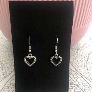 Örhängen med hjärtan - Nickelfria örhängen till ett bra pris. Säljer dessa mm här på Plick, instagram och på min hemsida!