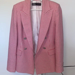 INTRESSEKOLL - INTRESSEKOLL på min kavaj ifrån Zara! Inte säker på att jag ska sälja än, köpt för 699kr!! XS men är lite oversized