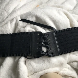 Svart korsett  - Svart korsett, går och byta size och sånt stretcha ut den! Jätte bra skick! 