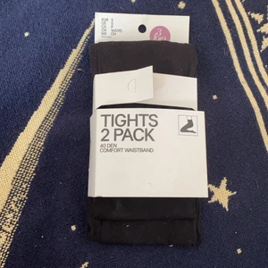 Tights, strumpbyxor - Svarta strumpbyxor 40 DEN. Aldrig tagit ur dom ur paketet, om det inte framgår på bilden är det endast ETT PAR i.  Passar bra till kjol eller klänning!! 