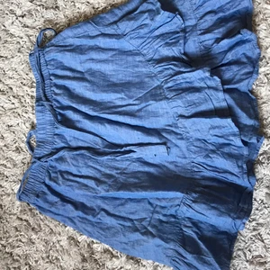 Kjol  - Superfin kjol älskar den verkligen men kommer aldrig till användning (skrynklig då den inte har strukits) PRIS KAN DISKUTERAS 