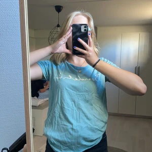 Turkos bondelid t-shirt strl. S - Turkos t-shirt strl. S, använd få gånger, bra skick. 
