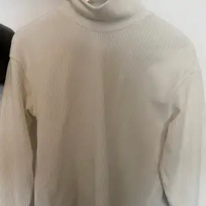 En vit tröja i typ Manchester material från Gina Tricot. Jätteskön och jättefin men kommer tyvärr aldrig till användning😆 Betalning sker via swisch och pris kan diskuteras😊
