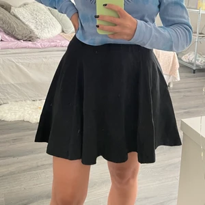 Kjol - Säljer denna fina kjolen från h&m då den ej används. Den är i fint skick! Köparen betalar för frakten och katt finns i hem 💕💕 obs! spegeln är fläckig