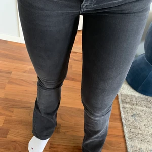 jenas - svarat bootcut jenas från zara i storlek 36