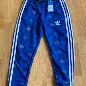 Adidas byxor storlek 152 - Nya Adidasbyxor som passar både killar och tjejer!
