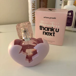 Ariana Grande parfym - Thank u next parfym 30 ml med ca 75 % kvar! Orginalbox medföljer självklart. Nypris runt 400. Frakten går på 66 kr men kan även mötas upp i Stockholm💓💓