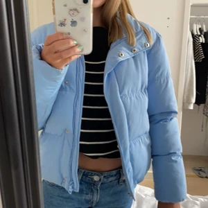Ljusblå jacka  - Superfin ljusblå dunjacka använd, fåtal gånger