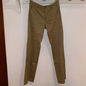 Filippa K linne mix byxor  - Jättefina och oanvända byxor från Filippa K. Materialet är 64% linne och 34% bomull. Storleken är medium men skulle mer säga att de är som en small. 