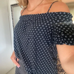 Svart tröja med vita små ”blommor” - Superfin tröja med svart och vitt mönster. Köparen står för frakten på 48kr.