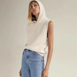 Zara väst - Jättefin stickad väst från zara. Har en liten tråd som sticker ut men annars fint skick! Frakt tillkommer. 