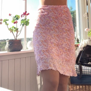 Kjol  - Sååå fin blommig kjol!! Perfekt sommarkjol att ha till vardags eller fest. Jätteskön och passar till det mesta. Står ej för frakten 💞💞