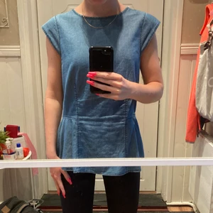 Vintage topp - Nu ska min fina vintage topp få ett nytt hem. Den är använd några få gånger och är i väldigt bra skick. Frakten är 24kr 