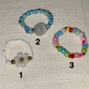 🌈Trendiga ringar🌈 - Trendig pärlring☺️ dem är gjorda av elastisk band så dem passar på alla fingrar👌🏼😍