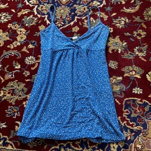 Prickigt linne - Gulligt prickigt linne från hm😋 använd 2 gånger så mycket fint skick! 