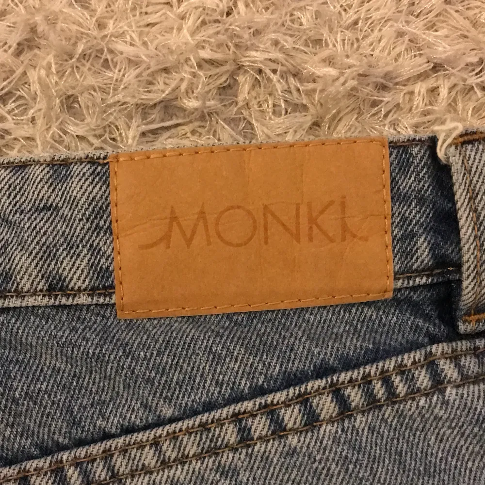 Ett par jättefina blå jeans från monki som ja säljer då de inte passar längre. Modellen på jeansen ä Yoko och köparen står för frakten🤎🤎. Jeans & Byxor.
