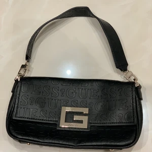 Guess trendig väska till salu - Säljer min i princip helt nya trendiga Guess väska, kommer med påse. Bud startar på 700kr eller köp direkt för 1000kr