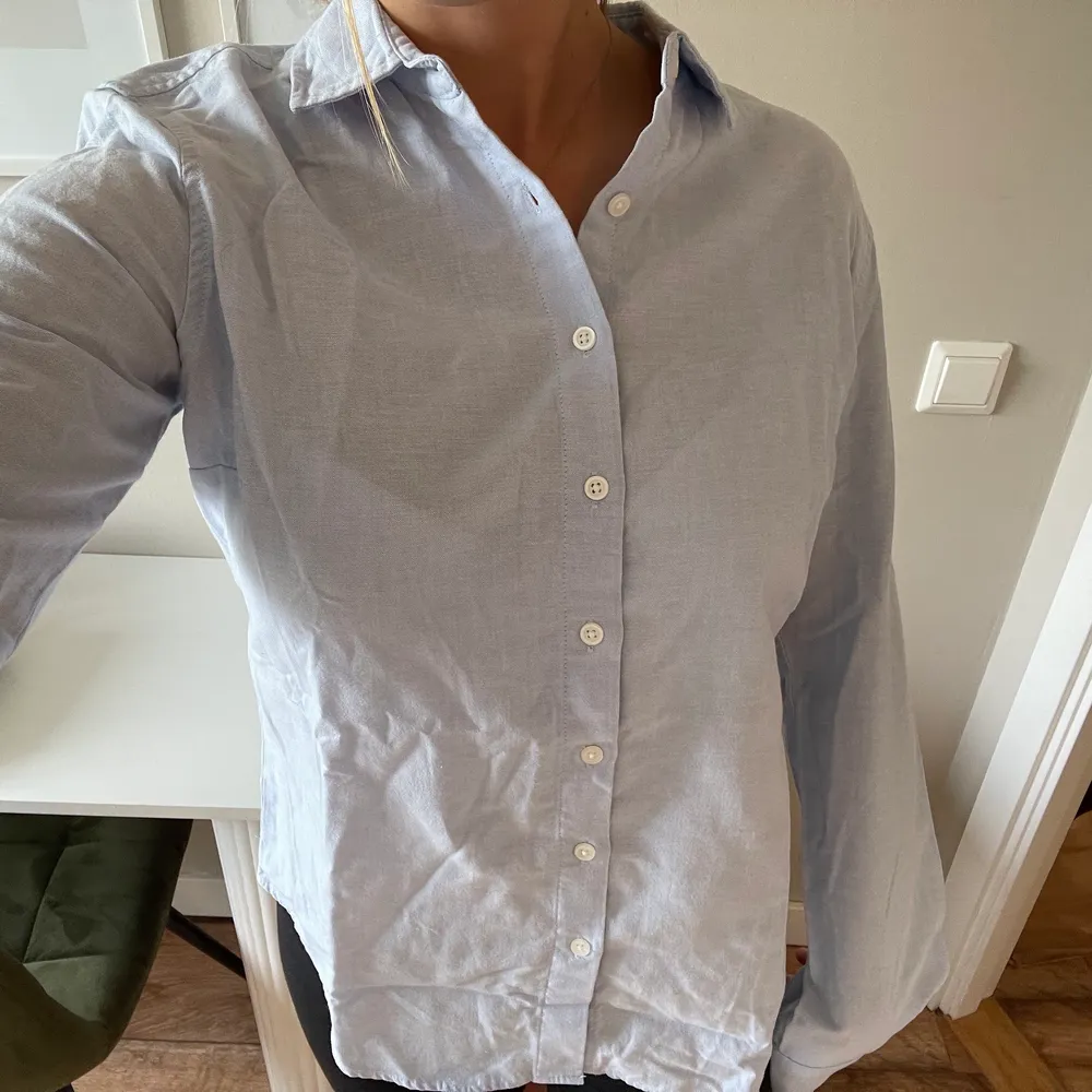 Väldigt fin blå skjorta! Den är endast använd ett fåtal gånger så den är i nyskick ☺️ det står ingen storlek men skulle säga xs/s . Skjortor.