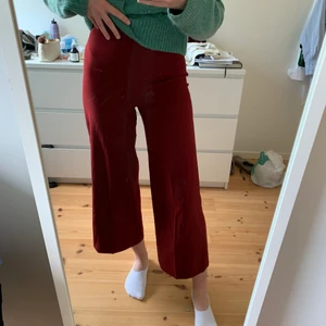 Vinröda, vida kostymbyxor från Zara - Säljer dessa vinröda kostymbyxor från Zara. Är i storlek xs, men passar på mig som oftast har S. Har använt ca 8 gånger, är i bra skick! Säljer då de ej kommer till användning. Startar budgivning om många visar intresse. Hör av er vid intresse!