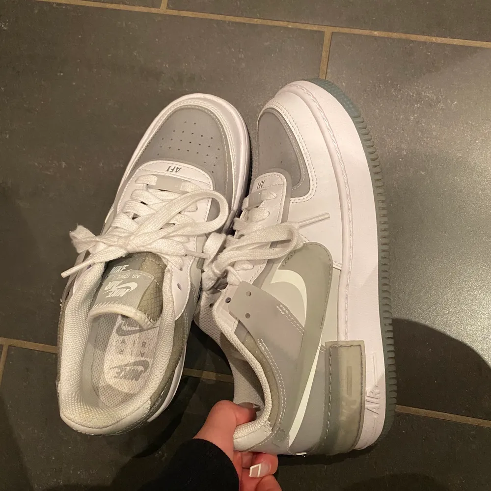 Grå Nike Air force one, inköpspris 1700kr. Knappt använda där av väldigt fint skick. Skriv för fler bilder samt mer information💘. Skor.