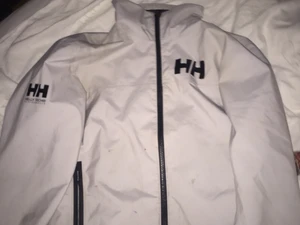 Helly Hansen Shell jacket/ höstjacka - Skön clean  helly Hansen jacka! I fräscht skick inga märkvärdiga fel men använt 2 år kanske skick 8/10.  Tjock skaljacka  / skid. Passar till allt.   strl M    SÄNKT PRIS Billigt så skynda 😄