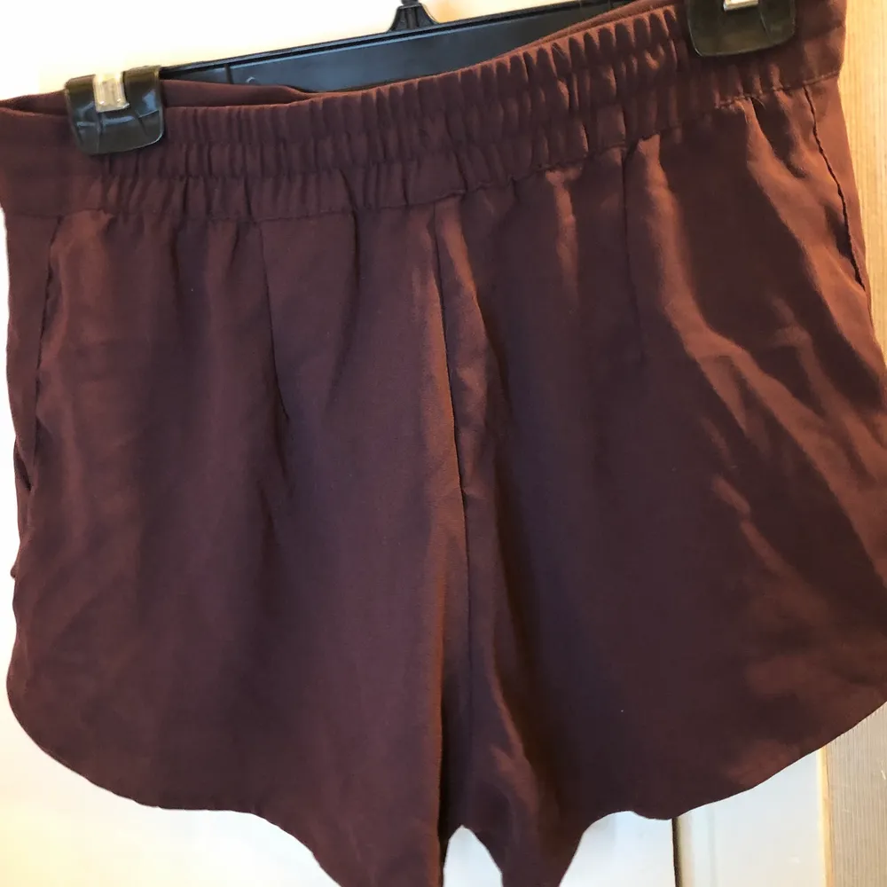 Helt nya shorts, säljes då de inte satt som jag ville🤍 prislappen är kvar🤍 storlek 38🤍 frakt tillkommer #shorts #hm #h&m (fraktkostnaden kan ändras). Shorts.