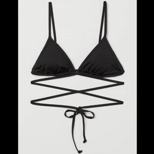 bikinitopp  - oanvänd vadderad svart trekantsbikini med långa snören för knytning runt magen!
