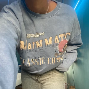 Collegetröja M - Skitcool collegetröja i en lite urtvättad blå färg ✨ Använd men i mycket fint skick! 