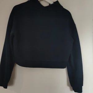 Blå sweatshirt  - Marinblå tröja från hm, lite croppad. Fint skick, knappt andvänd. Ca 1 år gammal. 