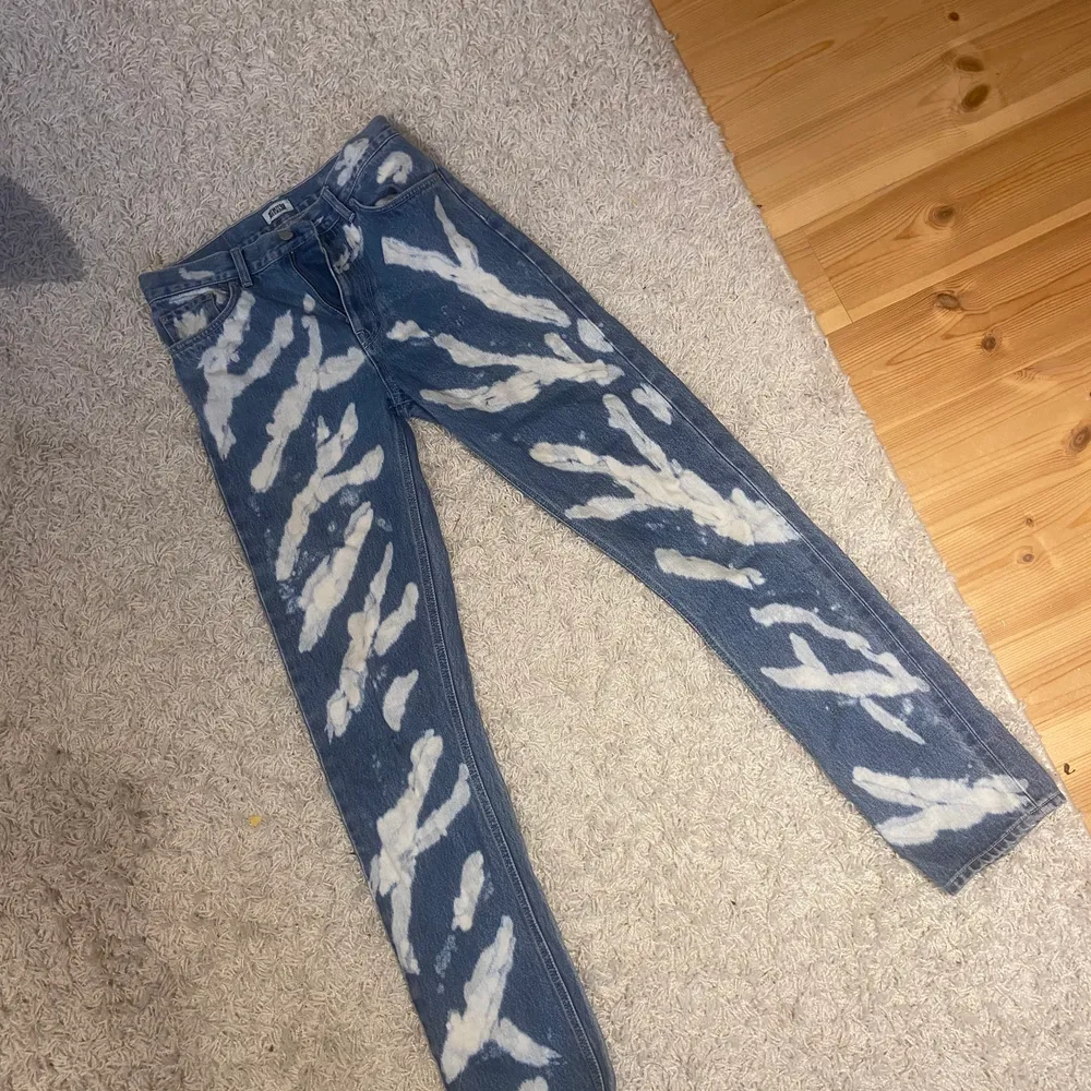 Superfina jeans med ballt mönster på både fram och baksida!!☀️storlek 25/32 , säljer för 200 kr + frakt🌼. Jeans & Byxor.